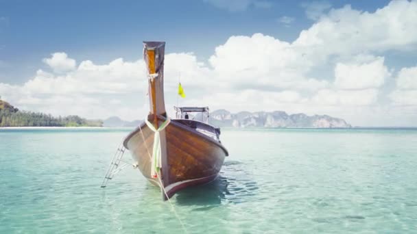 Tradycyjny drewniany longtail Boat na wyspie Koh Poda, Ao Nang, Tajlandia — Wideo stockowe