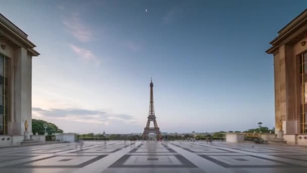 Hyper lapse, soluppgången i Eiffeltornet från Trocadero. Paris, Frankrike — Stockvideo