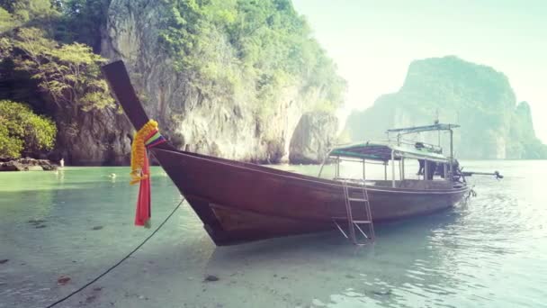 Barco e ilhas no mar andaman Tailândia — Vídeo de Stock