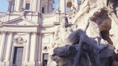 Piazza Navona, Roma 'da dört nehirler Berninis Çeşmesi Zeus heykeli