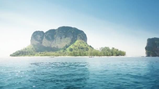 Poda Island från båt i Krabi-provinsen, Thailand — Stockvideo