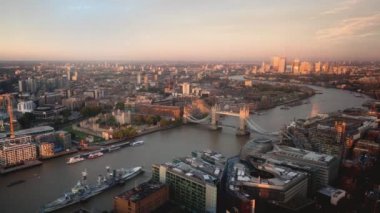 Gün batımında Tower Bridge ve Canary Wharf ile Londra 'nın ufuk çizgisini hızlandırın.