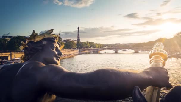 Time lapse, Standbeeld op de brug Alexandre Iii in Parijs — Stockvideo