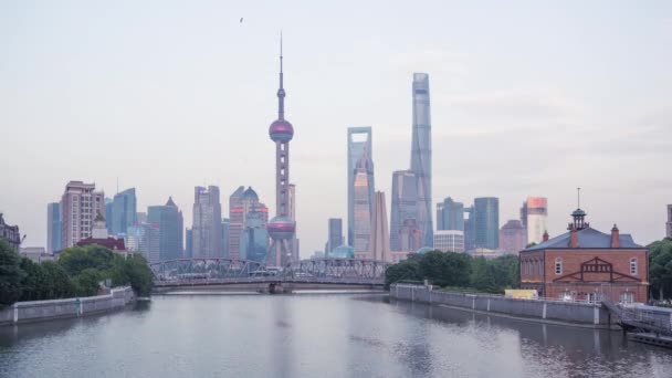 Lapso de tempo do por do sol, horizonte de Shanghai e ponte de Waibaidu, China — Vídeo de Stock