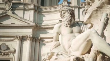 Piazza Navona, Roma 'da dört nehirler Berninis Çeşmesi Zeus heykeli