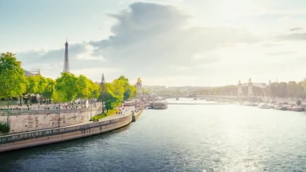 Hyperlapse, Alexander III-bron och Eiffeltornet, Paris, Frankrike — Stockvideo