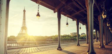 Bir-Hakeim metal köprüsünden Eyfel Kulesi, Paris, Fransa