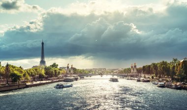 Alexander Köprüsü ve Eyfel Kulesi, Paris, Fransa