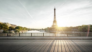 Bir-Hakeim metal köprüsünden Eyfel Kulesi, Paris, Fransa