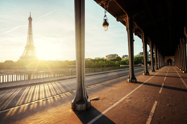 Wieża Eiffla Metalowego Mostu Bir Hakeim Rano Paryż Francja — Zdjęcie stockowe