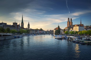 Zürih şehir merkezinde ünlü Fraumunster, Grossmunster ve St. Peter ve Limmat nehri, İsviçre