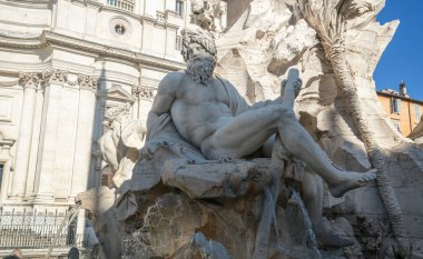Zeus heykeli Bernini 'nin Roma' daki Navona Meydanı 'ndaki Dört Nehir çeşmesinde.
