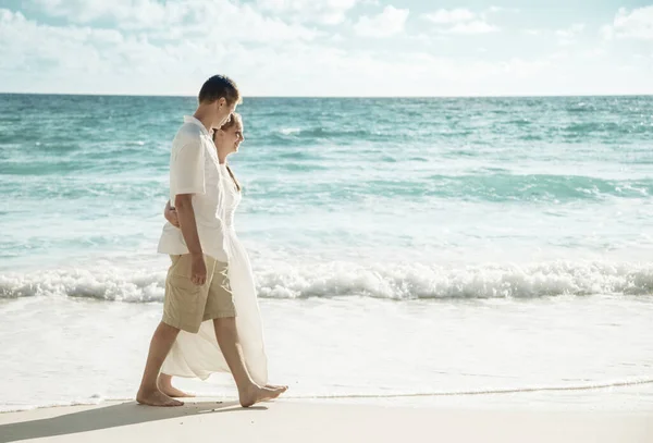 Hombre Mujer Pareja Romántica Playa Tropical — Foto de Stock