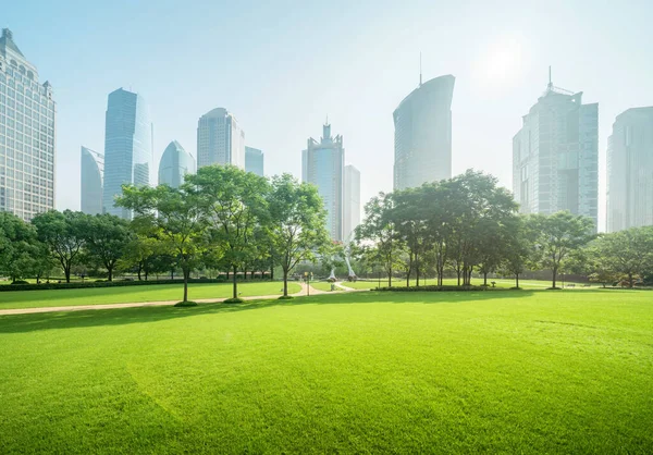 中国上海のLujiazui金融センターの公園 — ストック写真