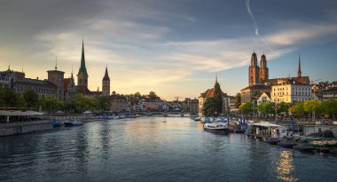 Zürih şehir merkezinde ünlü Fraumunster, Grossmunster ve St. Peter ve Limmat nehri, İsviçre