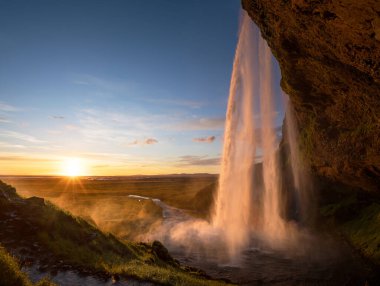 Gün batımında Seljalandsfoss Şelalesi, İzlanda