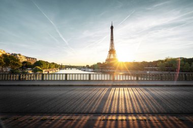 Bir-Hakeim metal köprüsünden Eyfel Kulesi, Paris, Fransa