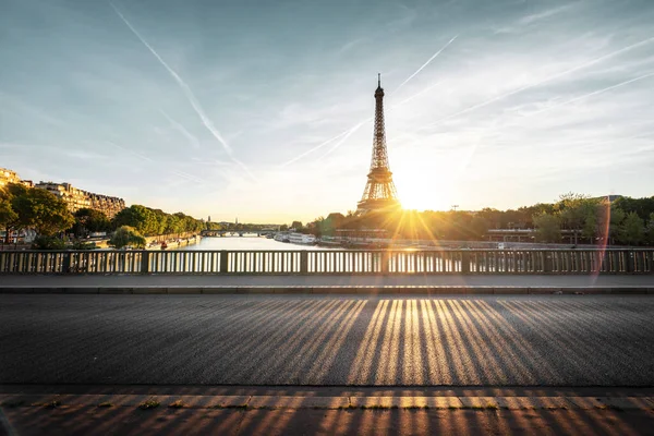 Torre Eiffel Desde Puente Metálico Bir Hakeim Por Mañana París —  Fotos de Stock