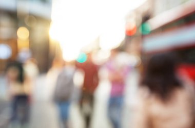 Londra 'nın Bokeh sokağındaki insanlar.