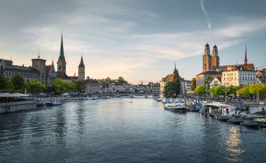 Zürih şehir merkezinde ünlü Fraumunster, Grossmunster ve St. Peter ve Limmat nehri, İsviçre