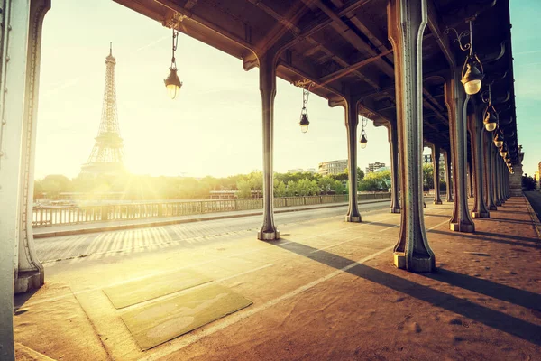 Torre Eiffel Desde Puente Metálico Bir Hakeim Por Mañana París —  Fotos de Stock