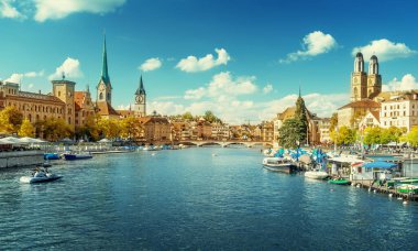 Zürih şehir merkezinde ünlü Fraumunster, Grossmunster ve St. Peter ve Limmat nehri, İsviçre