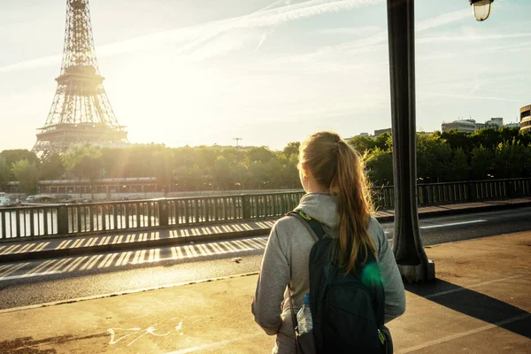 Žena Turistické Procházky Před Eiffelova Věž Paříži Francie — Stock fotografie