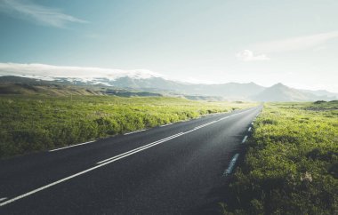 Yazın yol güneşli İzlanda