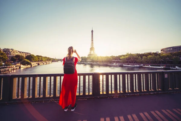 Mladá Žena Červeném Fotografuje Eiffelovku Paříž — Stock fotografie