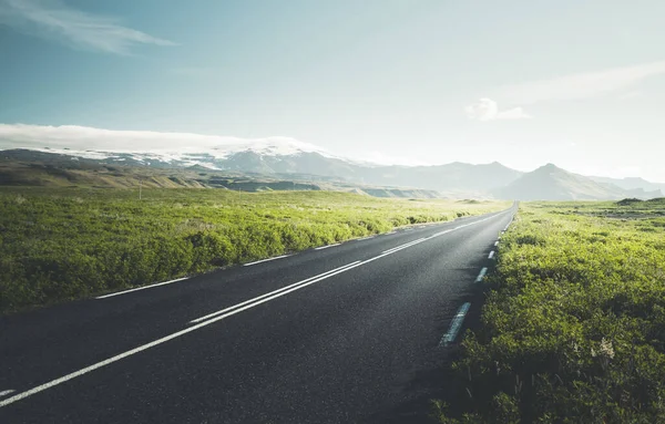 Yazın yol güneşli İzlanda