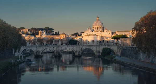 梵蒂冈的Tiber和St Peter大教堂 日出时分 — 图库照片