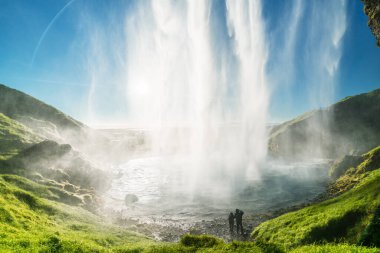 Yaz mevsiminde Seljalandfoss Şelalesi, İzlanda