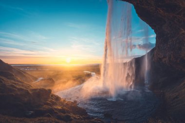 Gün batımında Seljalandsfoss Şelalesi, İzlanda