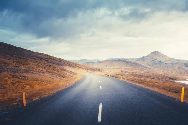 Paisagem Islandesa Com Estrada Asfalto — Fotografia de Stock