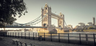 Londra, İngiltere 'de güneşli sabahlarda kule köprüsü