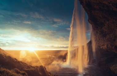 Gün batımında Seljalandsfoss Şelalesi, İzlanda