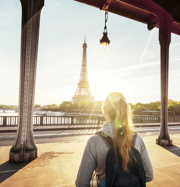 Žena Turistické Procházky Před Eiffelova Věž Paříži Francie — Stock fotografie