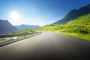 Norveç 'teki Lofoten adalarında yaz yolu.