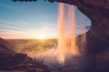 Gün batımında Seljalandfoss Şelalesi, İzlanda