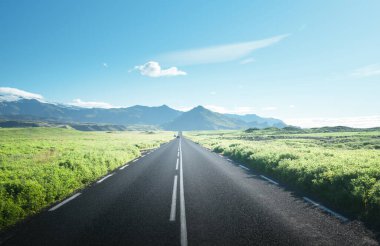 Yazın yol güneşli İzlanda