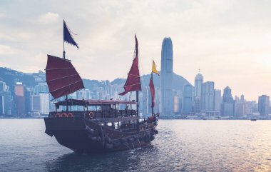 Gün batımında Hong Kong Limanı