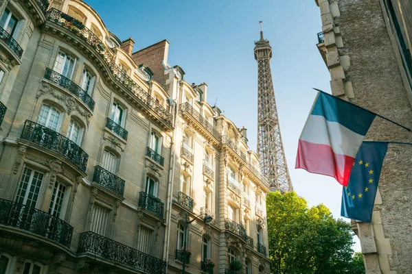Paris 'te Eyfel Kulesi yakınlarında bir bina.