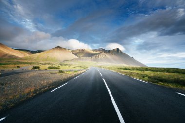 Asfalt yol, güneşli gün, İzlanda
