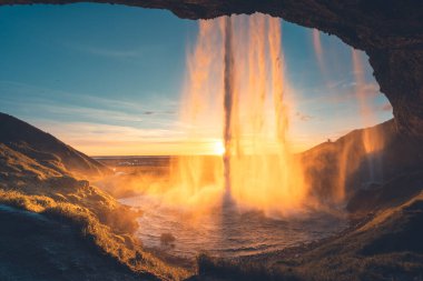 Gün batımında Seljalandfoss Şelalesi, İzlanda