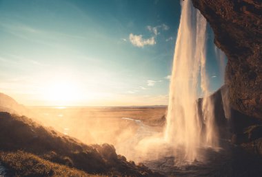 Gün batımında Seljalandsfoss Şelalesi, İzlanda