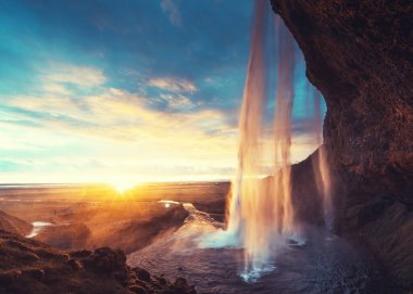 Gün batımında Seljalandsfoss Şelalesi, İzlanda