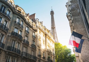 Paris 'te Eyfel Kulesi yakınlarında bir bina.