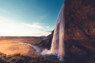Gün batımında Seljalandfoss Şelalesi, İzlanda