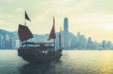 Gün batımında Hong Kong Limanı