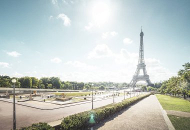 Güneşli bir sabah ve Eyfel Kulesi, Paris, Fransa